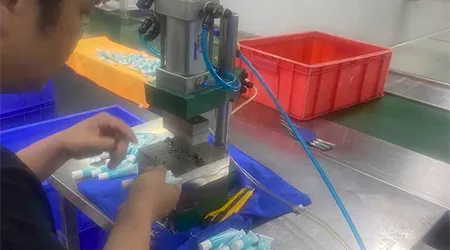 VÝROBA KRÉMŮ NA Opalovací krémy STÁLE POKRÝVÁ A JE VYKONÁVANÁ PŘESNÁ PRÁCE, ABY ZŮSTALA ÚČINNOST PRODUKTU NA HORNÍ ČÁVĚ.